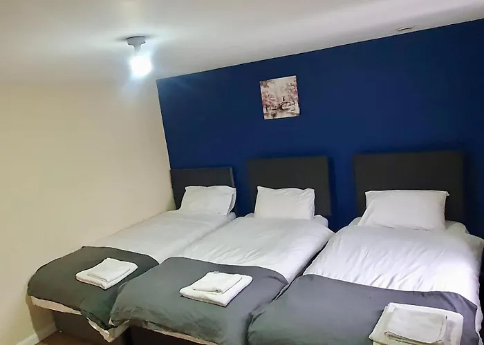 Amila House Manchester, Modern, Spacious, Sleeps 9 With Parking