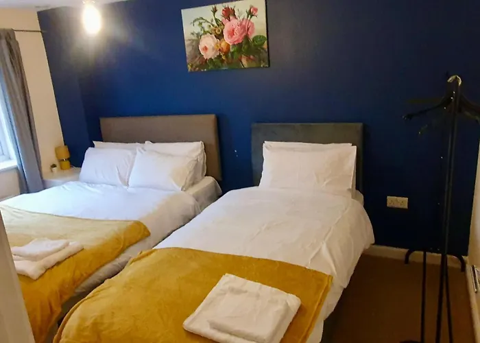 Amila House Manchester, Modern, Spacious, Sleeps 9 With Parking