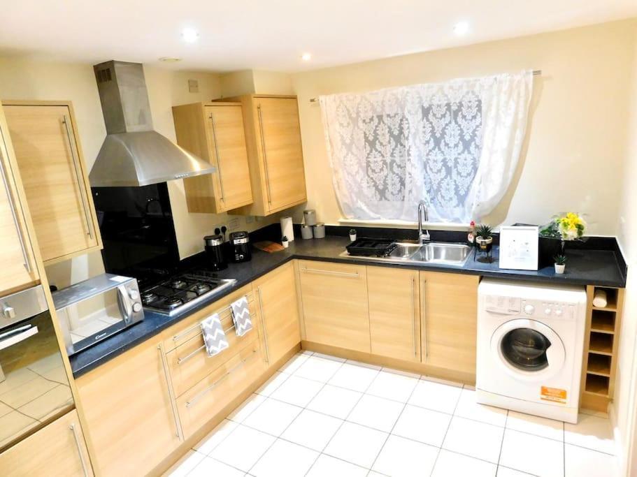 Amila House Manchester, Modern, Spacious, Sleeps 9 With Parking Ferienhaus Manchester