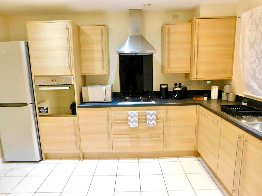 Ferienhaus Amila House Manchester, Modern, Spacious, Sleeps 9 With Parking Manchester