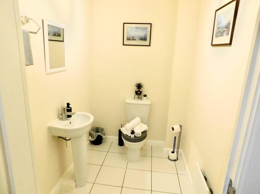 Amila House Manchester, Modern, Spacious, Sleeps 9 With Parking Vakantiehuis