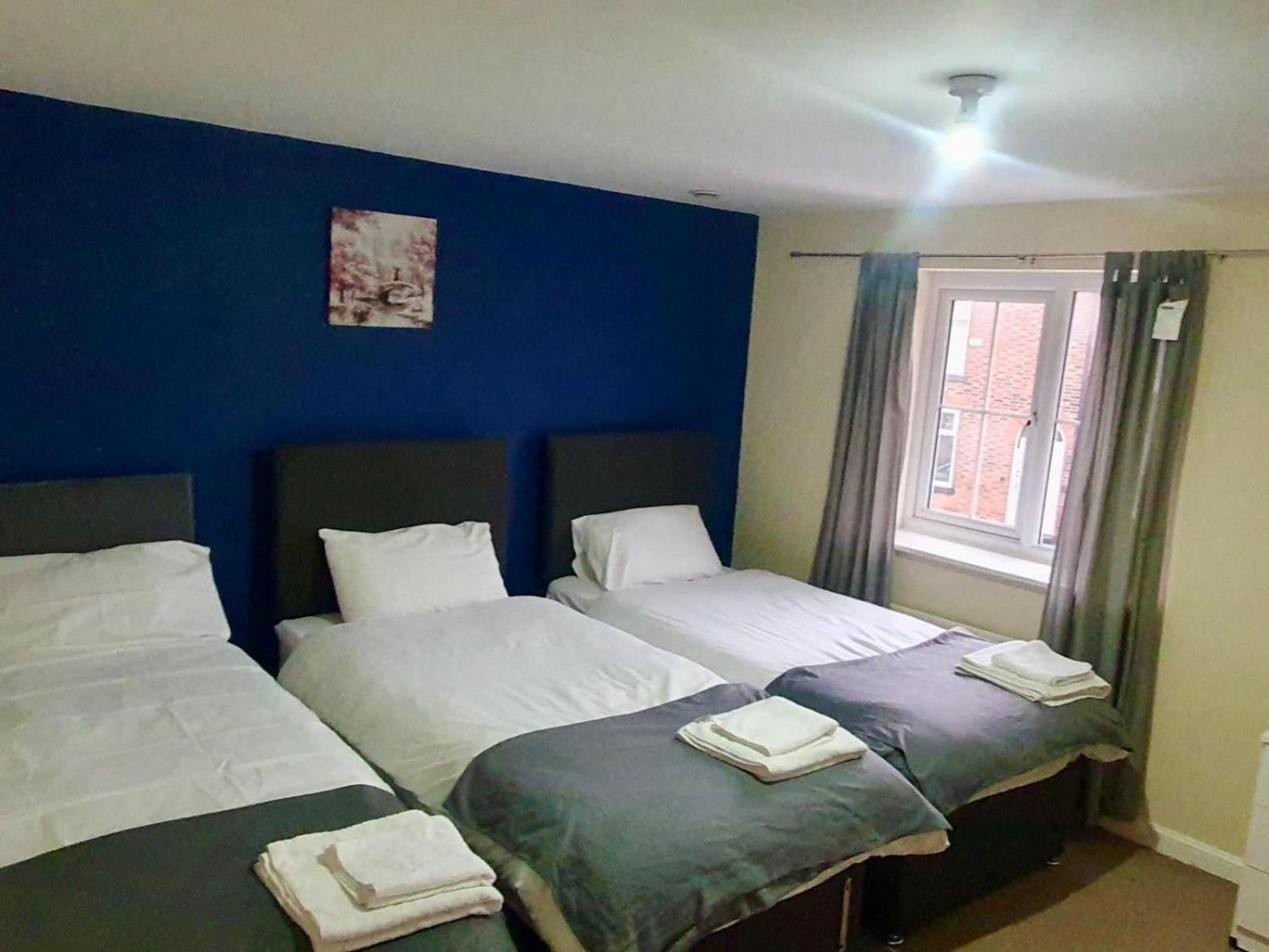 Amila House Manchester, Modern, Spacious, Sleeps 9 With Parking